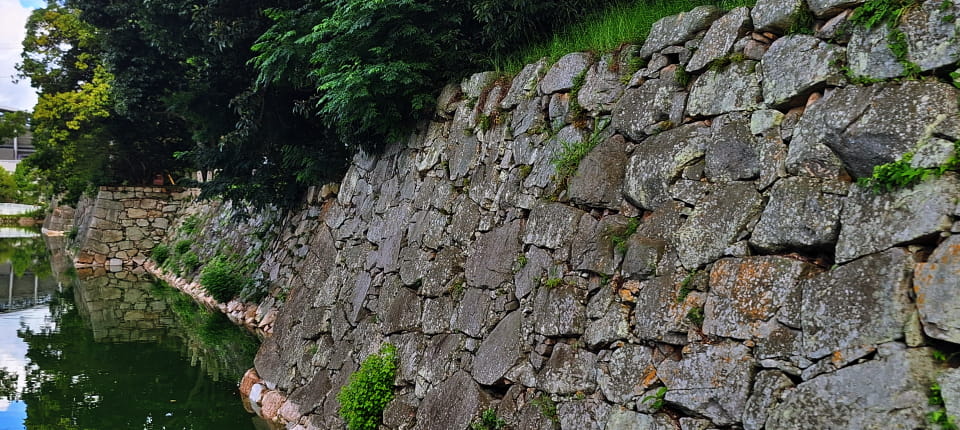 重厚な広島城の石垣